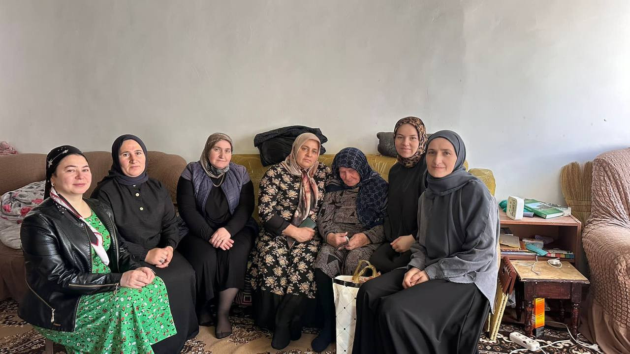 Посетили на дому вдову ветера ВОВ.